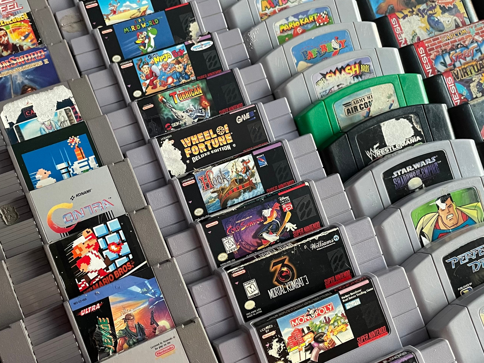 Inventaire de jeux vidéo rétro de marque Nintendo, SEGA, PlayStation, XBOX et autres.